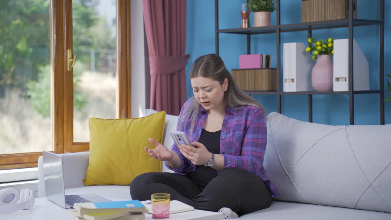 la joven que envía mensajes de texto por teléfono rompe con su novio.