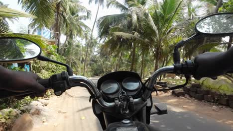 paseo en bicicleta en malvan árboles verdes sur de la india hermoso camino