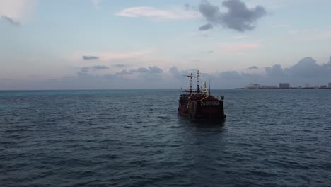 tiro de dron de barco pirata, círculo