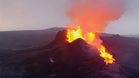 niesamowita nocna antena drona przedstawiająca dramatyczną erupcję wulkanu fagradalsfjall na półwyspie reykjanes na islandii