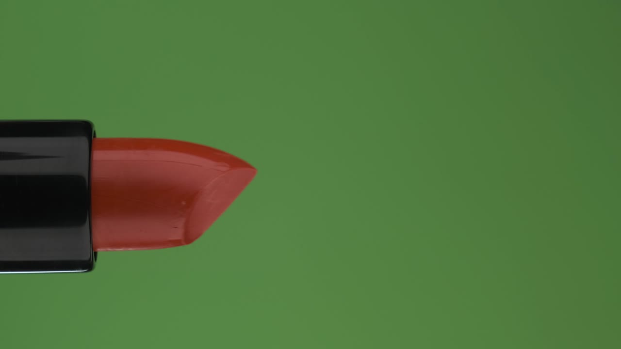 primer plano de apertura y cierre del lápiz labial rojo.