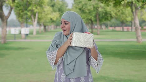 Muslimische-Frau-Erhält-Im-Park-Ein-Geschenk