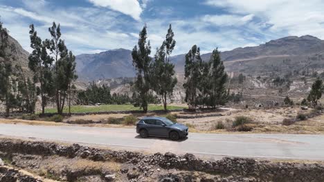panorámica aérea tomada por drones de un automóvil conduciendo