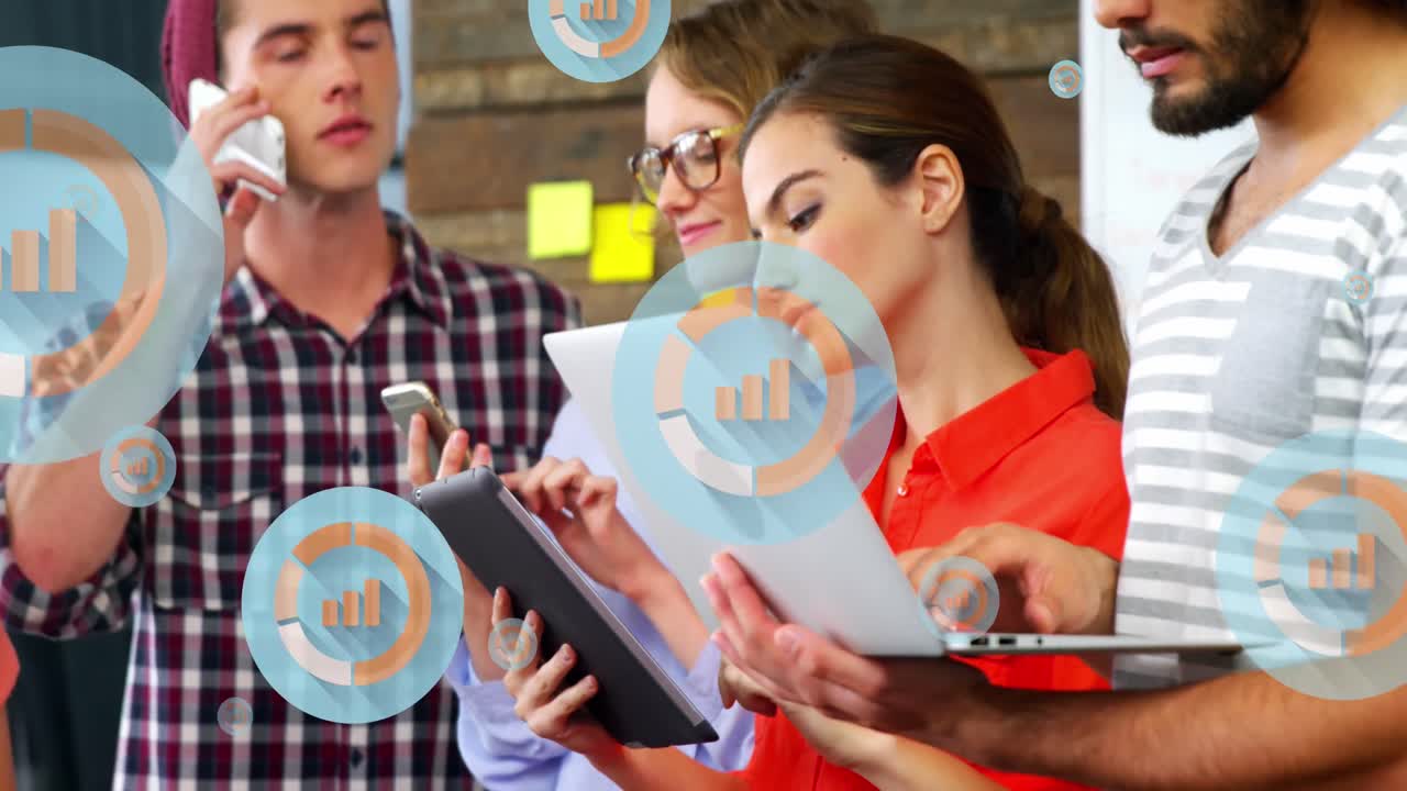 animación de iconos de gráficos de barras flotando sobre diversos colegas que utilizan dispositivos electrónicos en la oficina