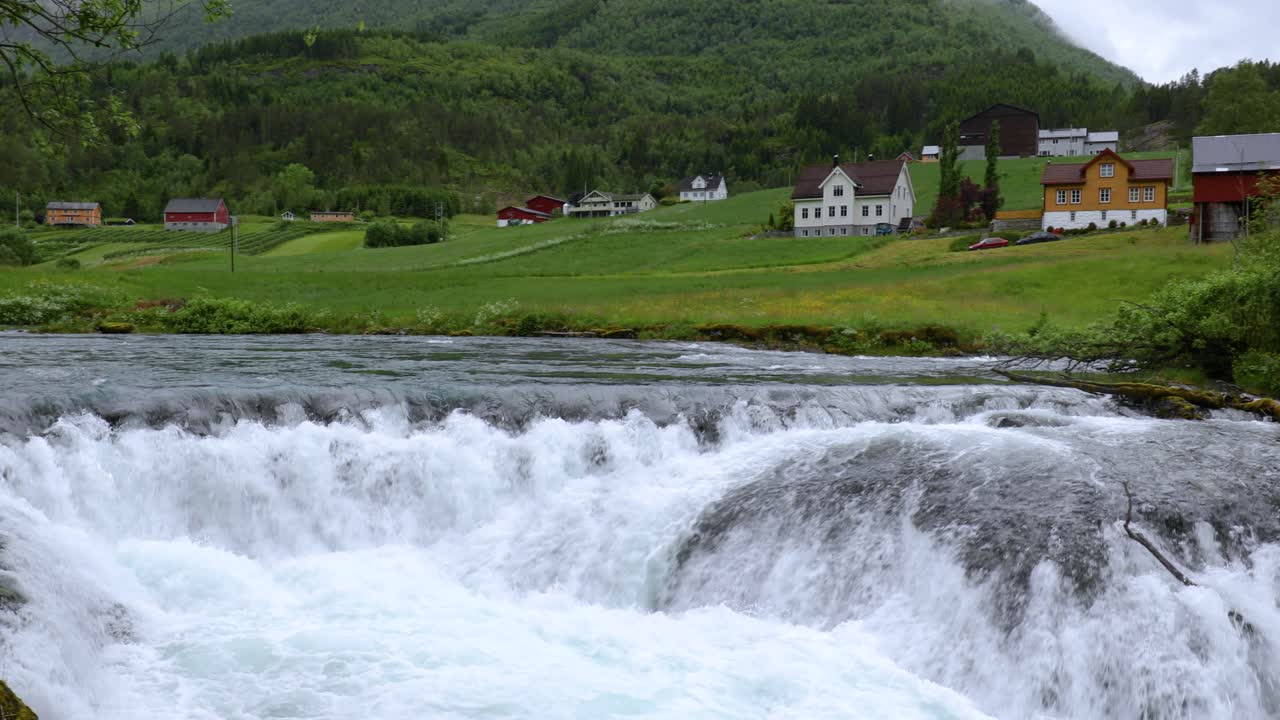 el lago lovatnet es una naturaleza hermosa de noruega.