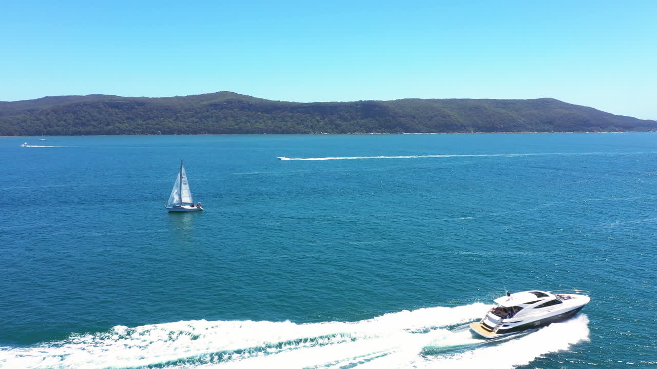 nada comienza el verano como un paseo en barco.