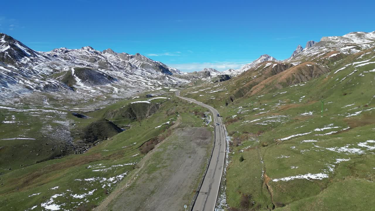 프랑스 피레네 산맥의 경치 좋은 산길 - aerial 4k