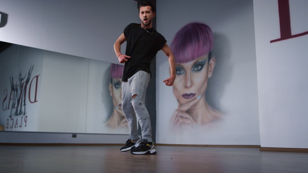 maestra de baile mostrando una clase magistral en el interior. hombre bailando hip hop en el estudio.