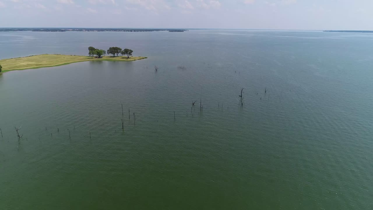 vuelo aéreo sobre el lago richland chambers