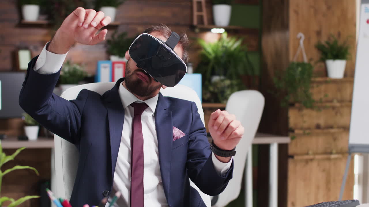 бизнесмен, использующий VR наушники в офисе