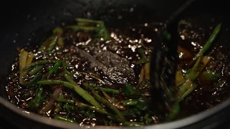 Pak-Choi-Y-Pasta-De-Chile-Revueltos-En-Aceite-Dentro-Del-Wok