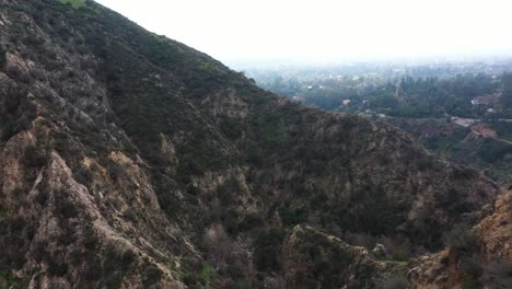 El-Sendero-De-Las-Cataratas-Del-Cañón-De-Eaton-Comienza-Y-Se-Extiende-A-Través-De-Las-Montañas-Y-Domina-Pasadena,-California