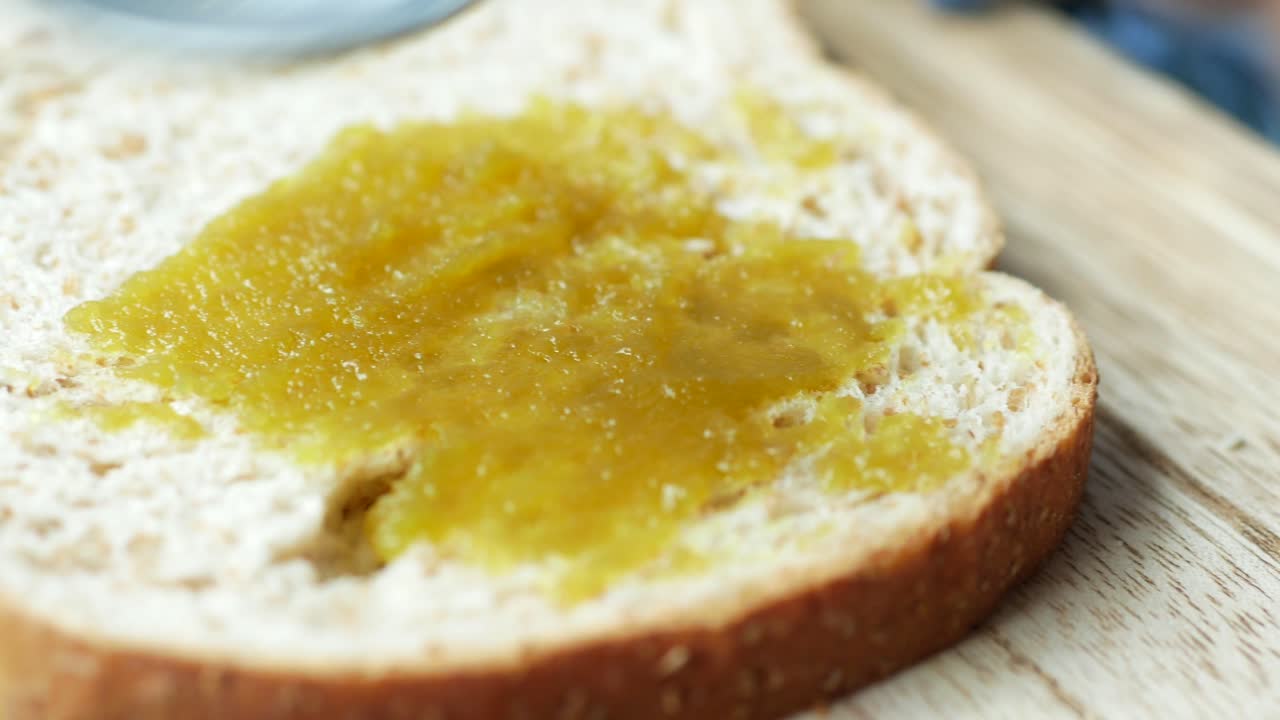 Crema spalmabile Kaya su un cucchiaio sul tavolo