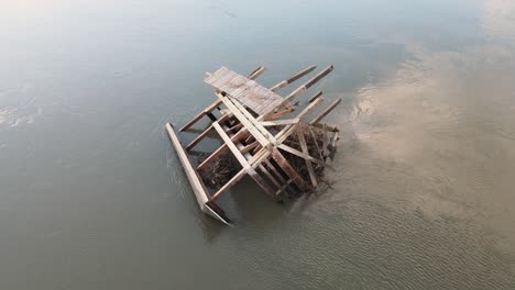 Muelle-Roto-De-Movimiento-Lento-En-El-Agua-Que-Necesita-Reparación-Después-Del-Huracán