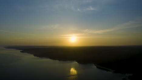 Una-Hermosa-Vista-Aérea-Del-Montargil,-Portugal,-Paisaje-En-Un-Enorme-Amanecer-En-4k