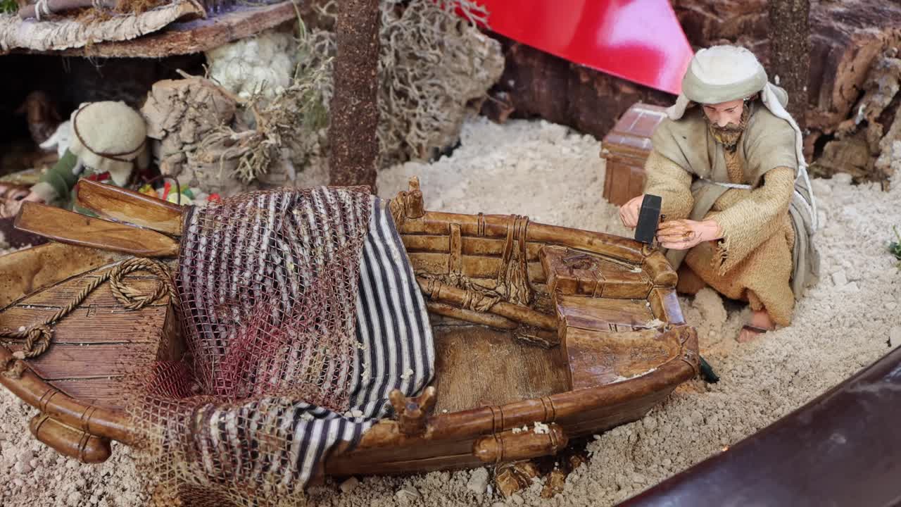 сцена рождества, предложенная святым франциском, показывает библейскую сцену младенца иисуса с иисусом, иосифом и марией в древности.