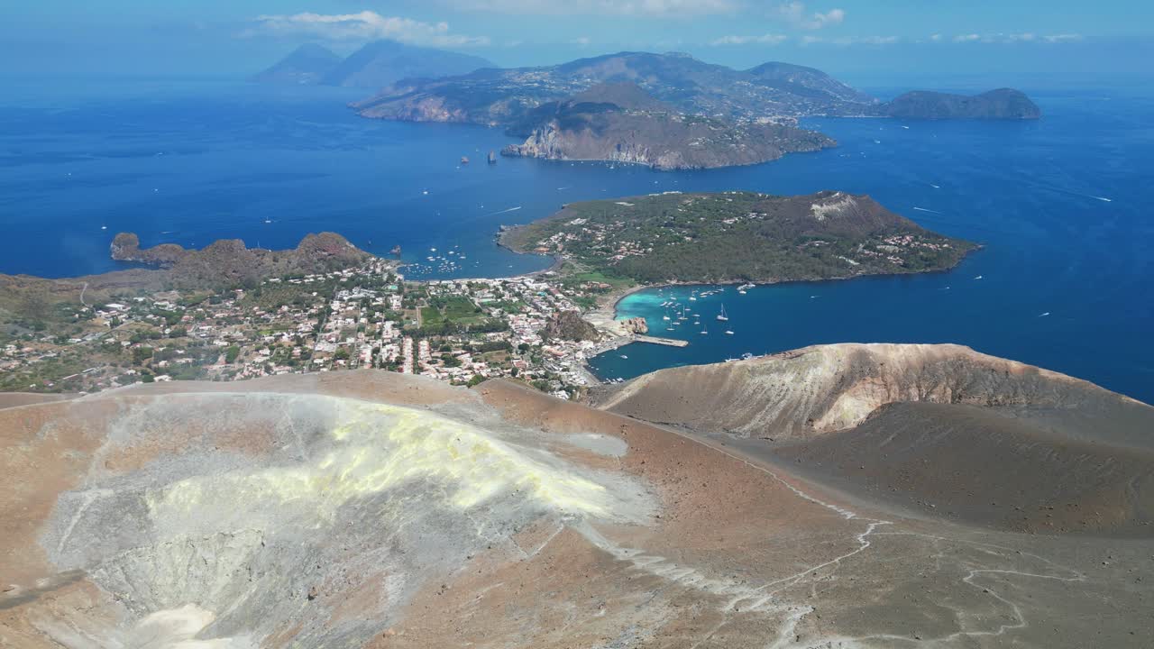 화산 에올리안 섬, 시칠리아, 이탈리아의 vulcano 섬 분화구 파노라마 전망 - 공중 4k 트럭
