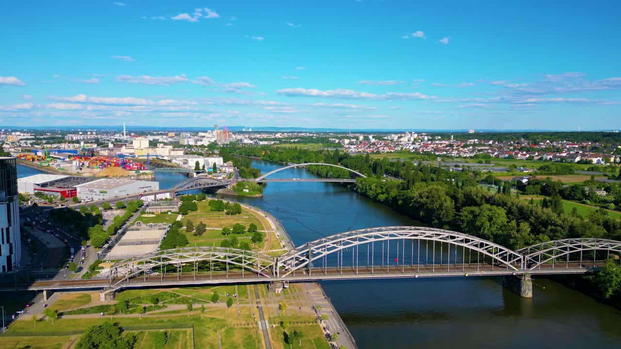 4K-dronevideo af sejlere, der ror under en jernbanebro på Main-floden i Frankfurt, Tyskland