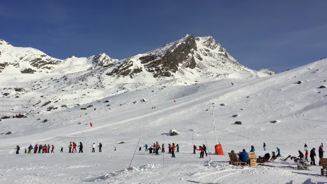 산에서 스키를 타는 것