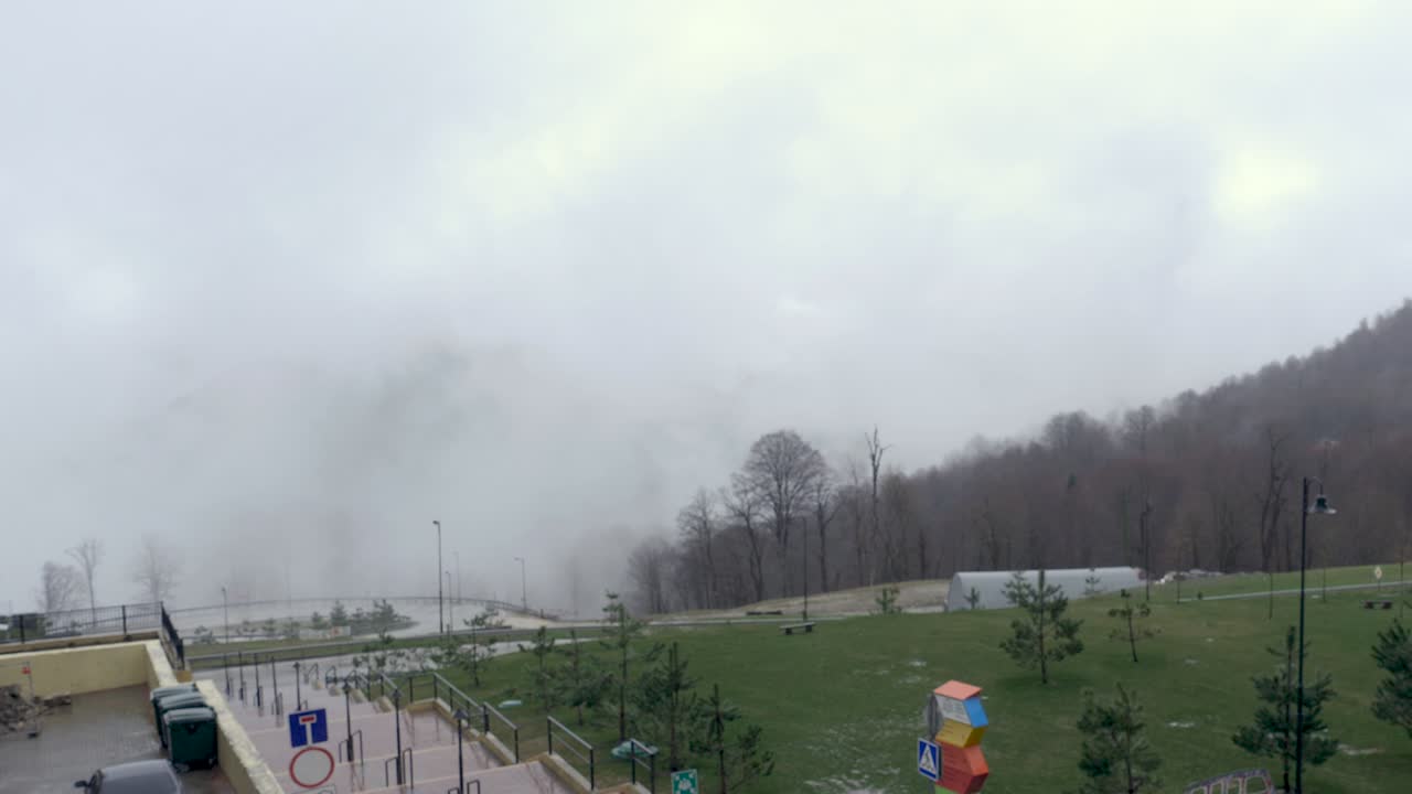 안개와 건물이 있는 산의 풍경