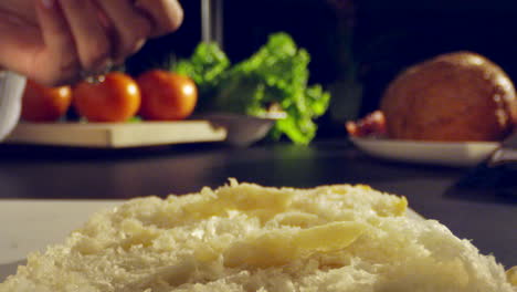 detalle de la preparación de un sándwich, lechuga