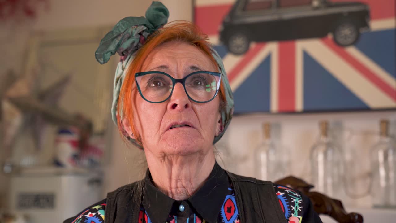 따뜻한 음색으로 자신의 집에서 이야기하는 걱정스러운 연금 수급자