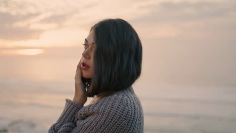 Chica-Segura-Mirando-La-Cámara-Posando-En-La-Orilla-Del-Mar-Al-Atardecer-De-Cerca.-Mujer-Relajarse.