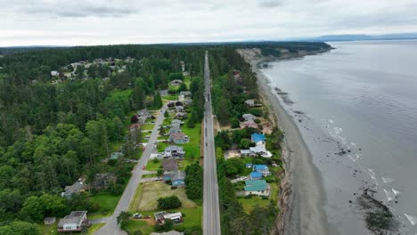 vista aérea de la carretera de west beach de whidbey island que corre paralela a la costa.