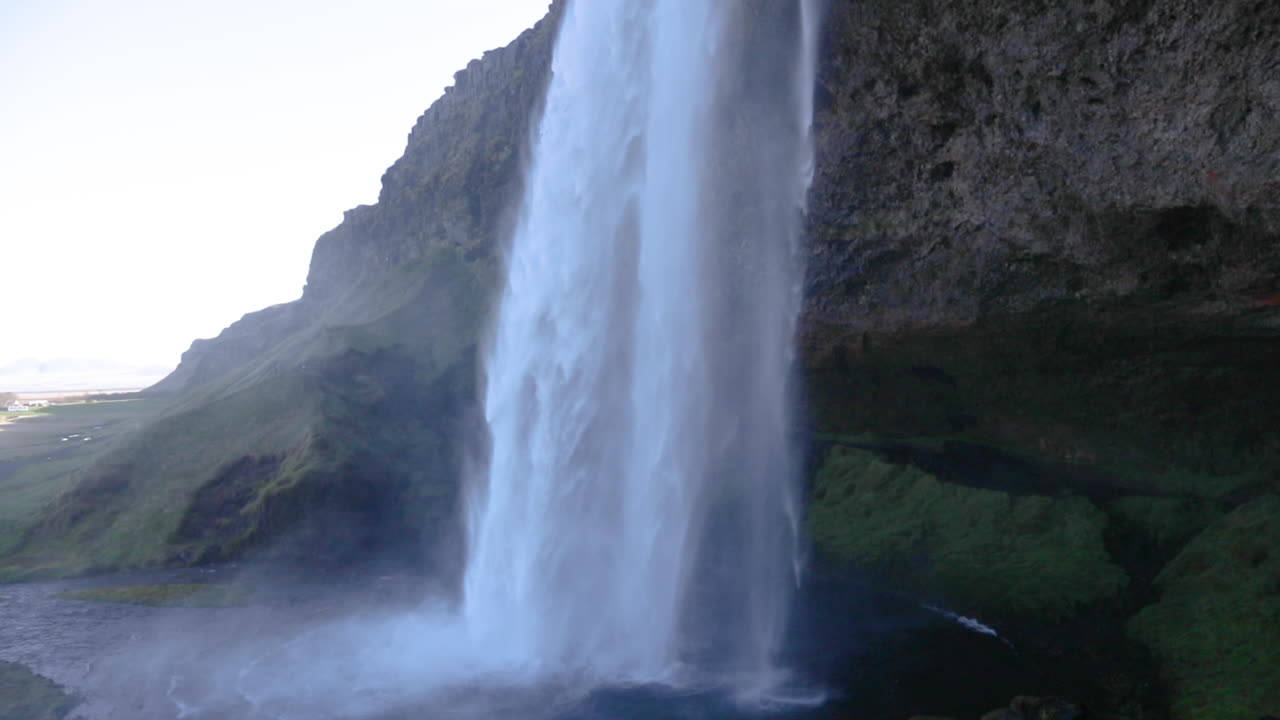 agua que fluye sobre la cascada de la montaña de islandia en cámara lenta