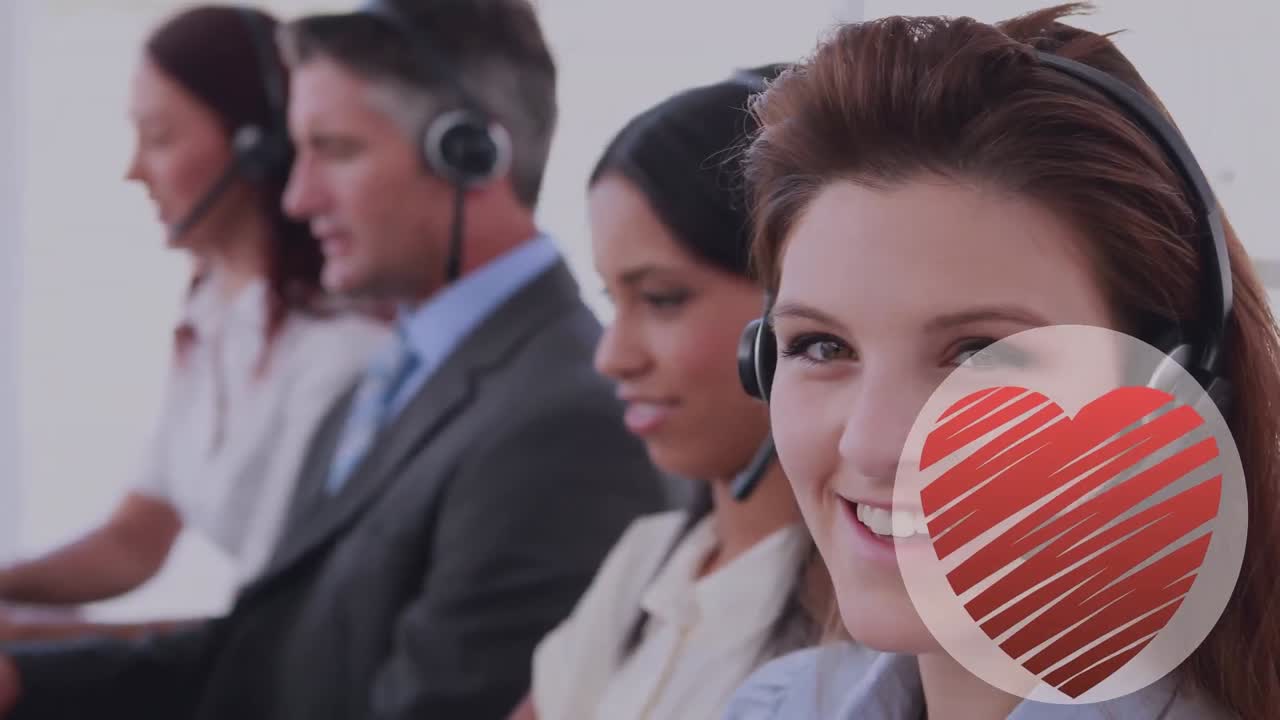 animación de iconos de corazones sobre un grupo diverso de personas que usan auriculares