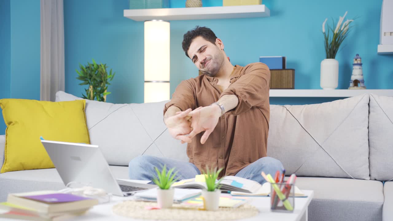 허리 통증과 신체 약점을 가진 사람.
