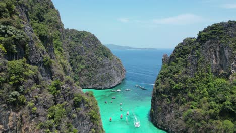 bahía de pi leh - pintoresca ensenada de natación con aguas turquesas en krabi, tailandia
