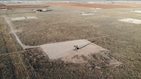 Ubicado-A-Las-Afueras-De-La-Ciudad-De-Midland,-Texas,-Solo-Hay-Campos-De-Pumpjacks