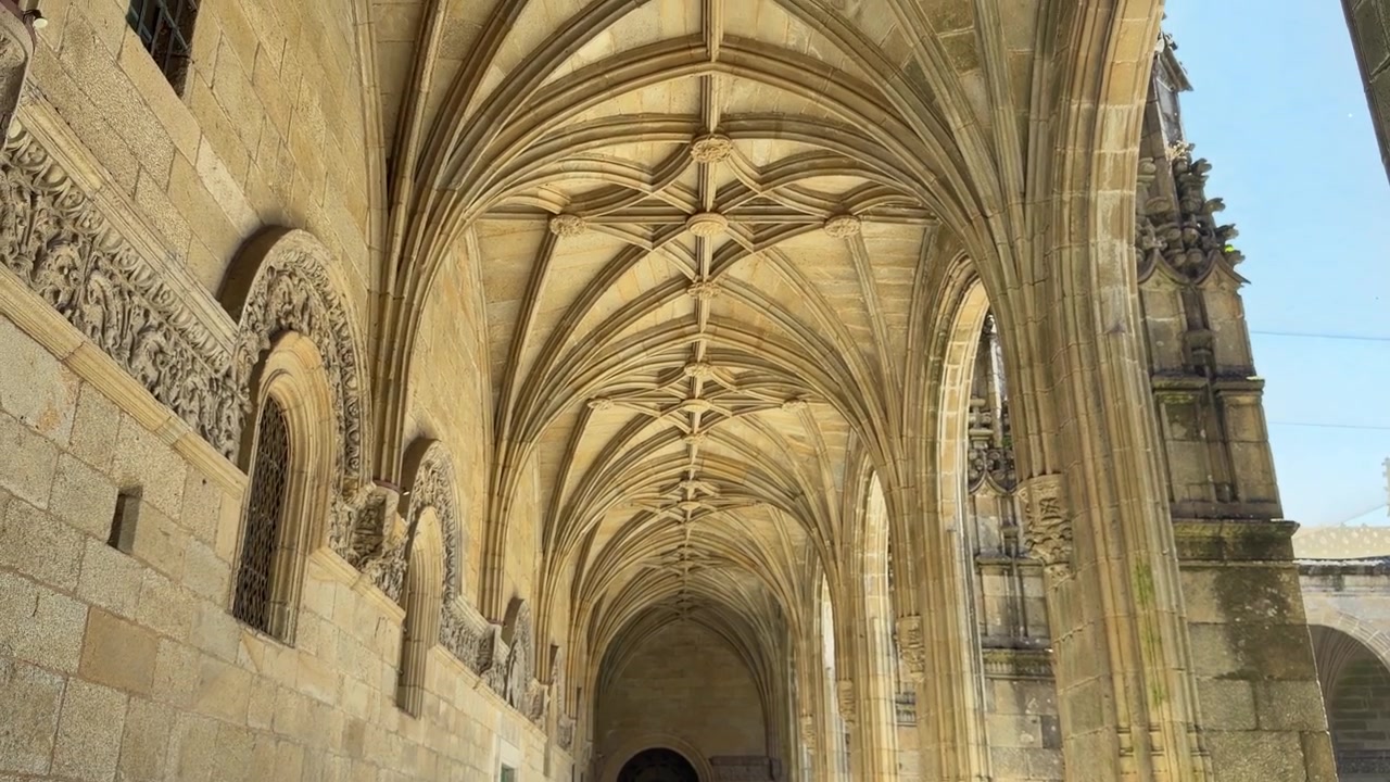 Splendido chiostro a volta di una cattedrale storica