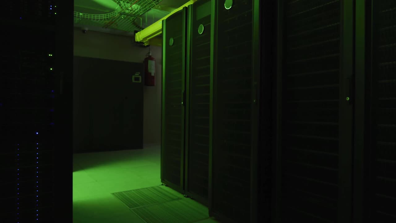 Glødende rektangel, der igangsætter scanning og svæver over et datacenternetværk, som viser realtidsanalyser i 3D.