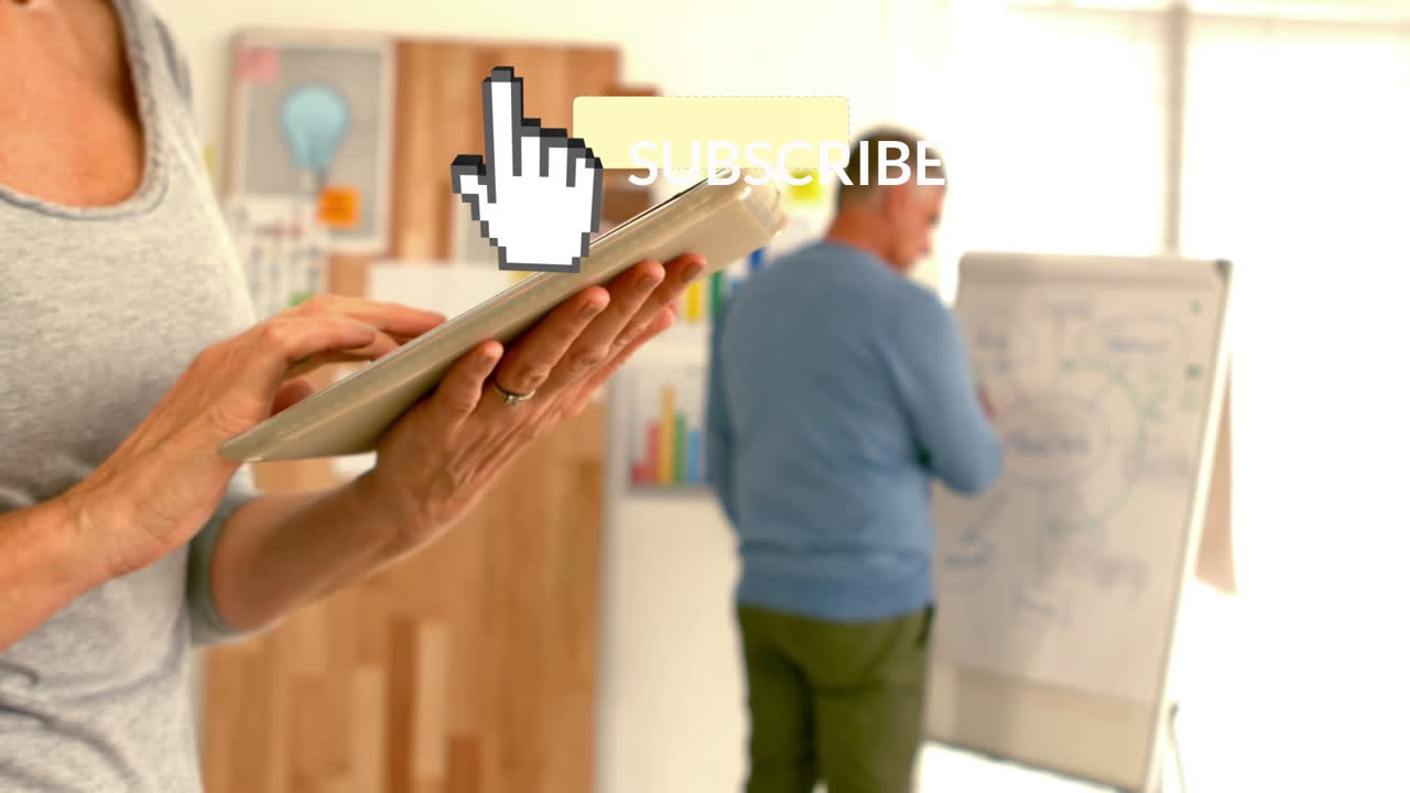 Animation af 'abonnér' og en opstrakt hånd over hænderne på en kaukasisk kvinde, der bruger en tablet.