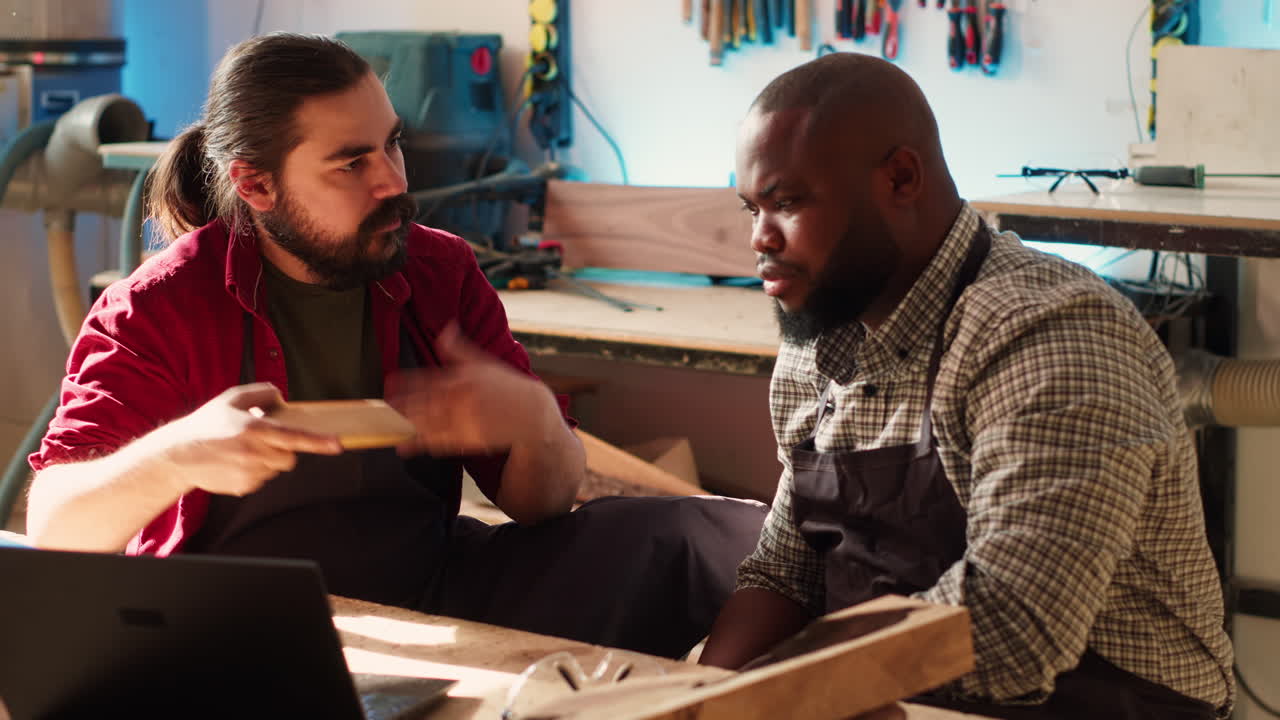 가구 조립 스키마를 논의하는 제조업체의 팀