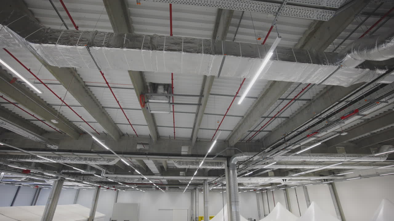 rutas tecnológicas colgadas bajo el techo