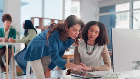 mujeres empresarias que colaboran en la oficina