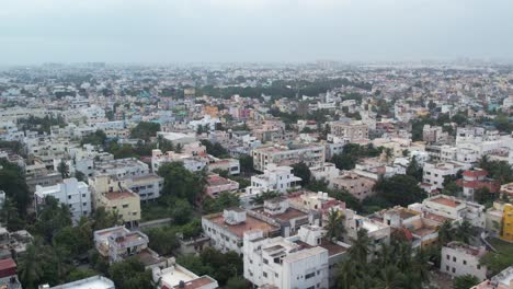 casas residenciales, apartamentos, tierras vacías y parques se pueden ver en un video aéreo de una ciudad india