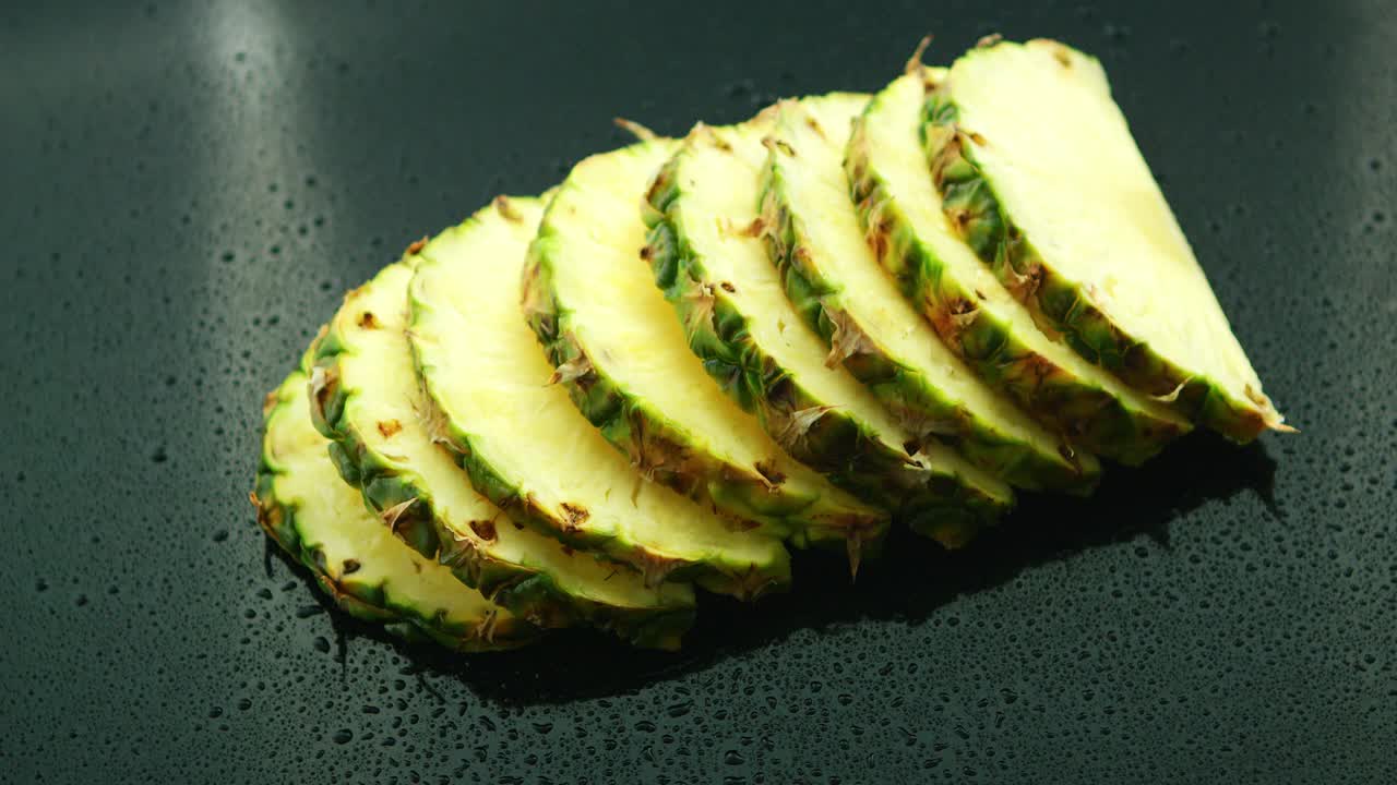 행에 신선한 파인애플 조각