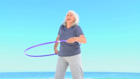 mujer haciendo un hula hoop