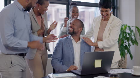 Éxito,-Aplausos-O-Hombre-Negro-Feliz-Con-Laptop.