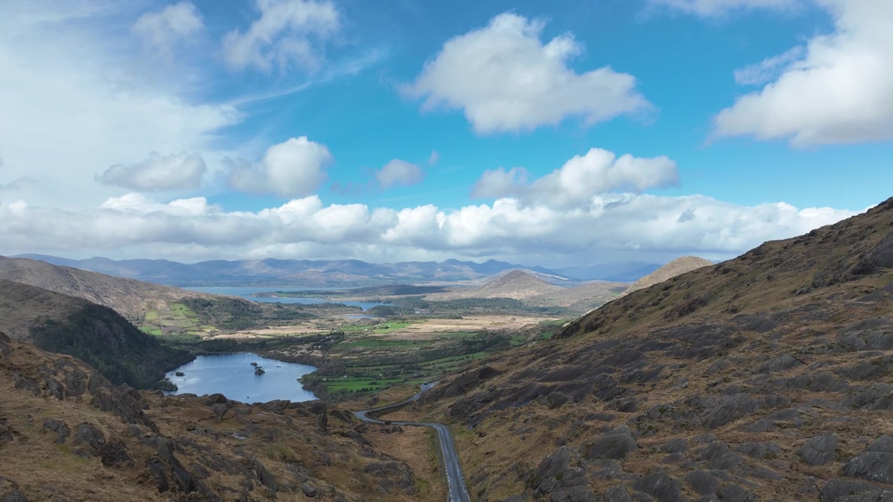 Luoghi epici dell'Irlanda. Healey Pass Cork, drone che si alza per rivelare le montagne del Kerry e le viste sul lago sulla Wild Atlantic Way.