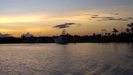 Paseo-En-Barco-Al-Atardecer-En-El-Club-Náutico-De-Las-Islas-Caimán