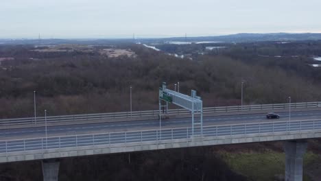 Mersey-Gateway-Peaje-Puente-Autopista-Tráfico-Conduciendo-A-Través-Del-Estuario-Del-Río-Vista-Aérea-órbita-Derecha-Izquierda