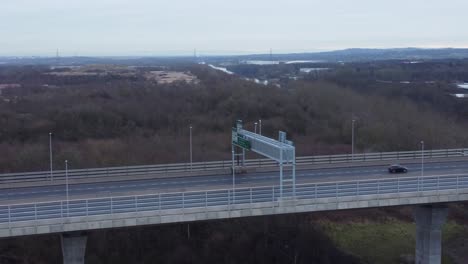 mersey gateway peaje puente autopista tráfico conduciendo a través del estuario del río vista aérea órbita derecha izquierda