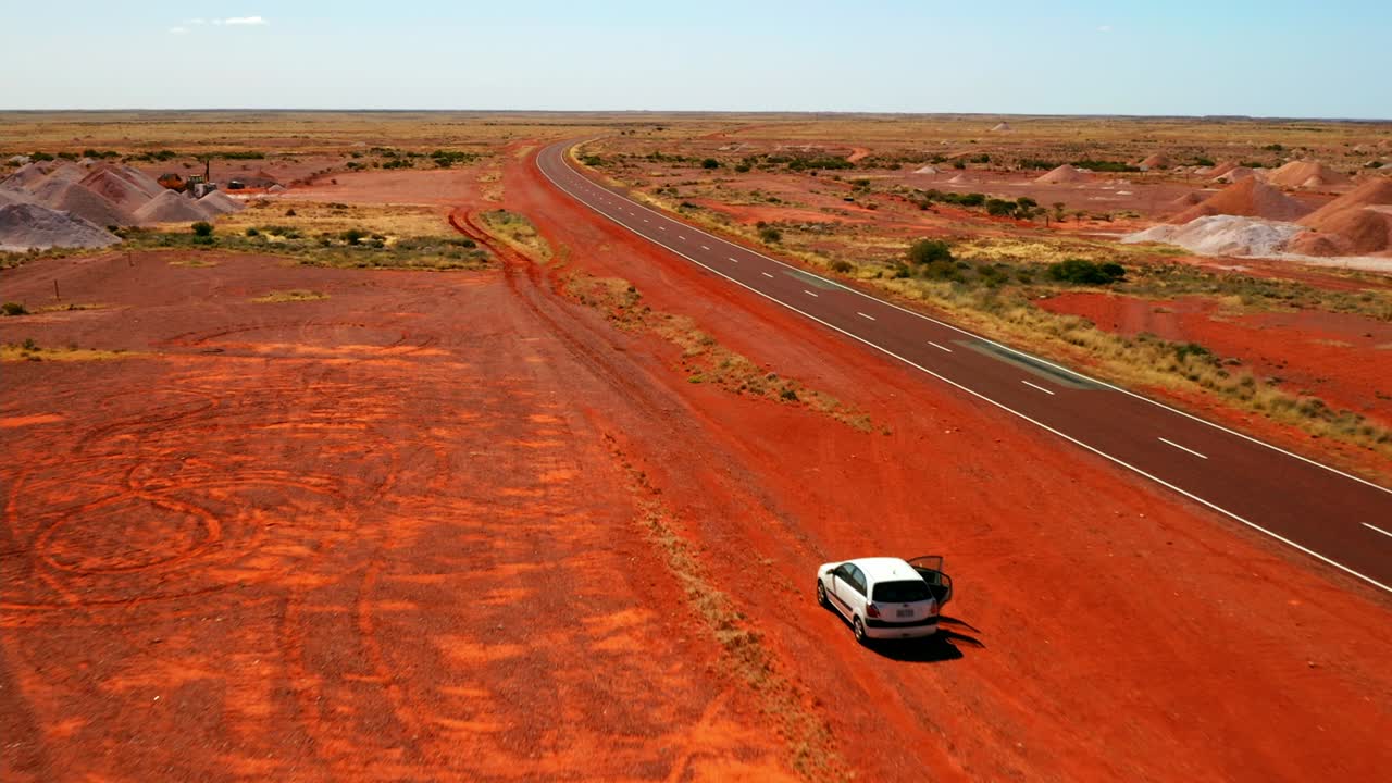 정오, nt - 호주의 스튜어트 고속도로 길가에 있는 자동차의 확대 조감도