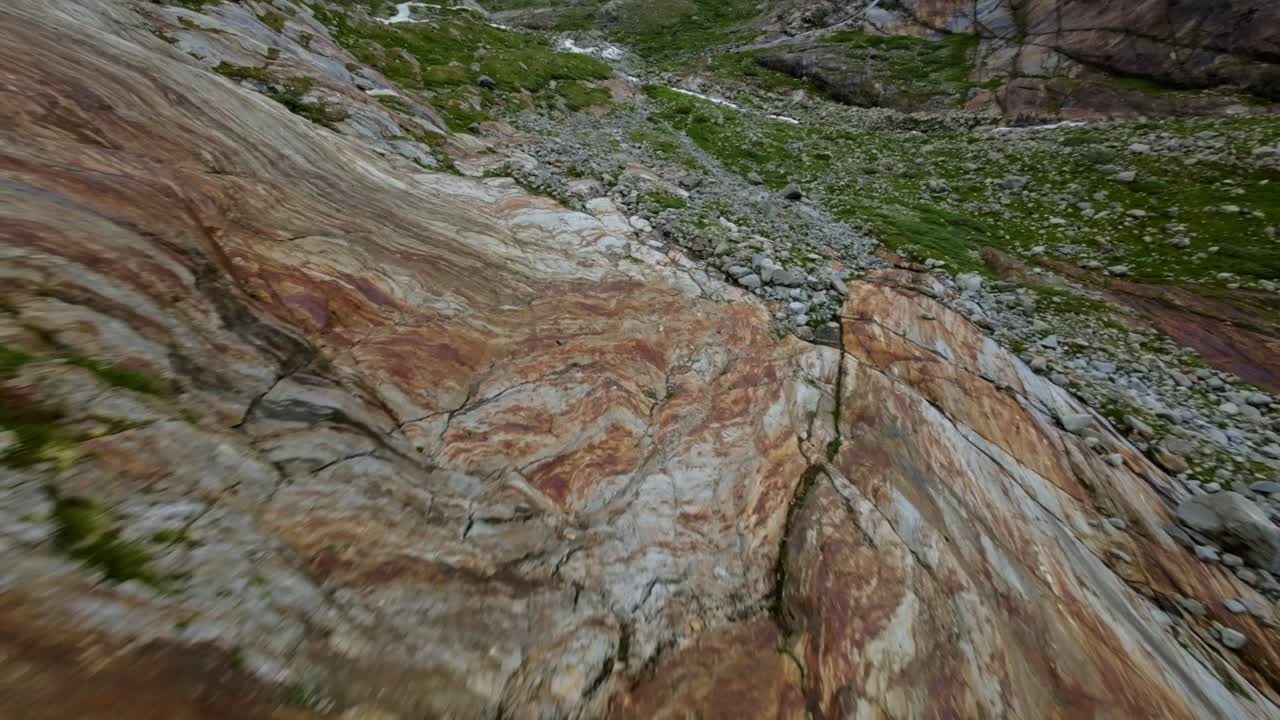 vuelo peligroso sobre una corriente de agua que fluye en el valle de valmalenco de valtellina, italia
