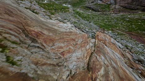 voo perigoso sobre uma corrente de água que flui no vale de valmalenco de valtellina, itália